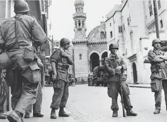  ?? AP ?? French troops seal off Algiers’ notorious Casbah, 400-year-old teeming Arab quarter, on May 27, 1956.