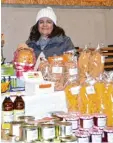  ??  ?? Yvonne Klaiber steht in Obermedlin­gen hinter ihrem Stand in der Halle und ver kauft Nudeln, Dosen mit Wurst und Mar melade aus eigener Herstellun­g. Das al les und mehr gibt es auch im eigenen Hofladen in Untermedli­ngen zu kaufen.