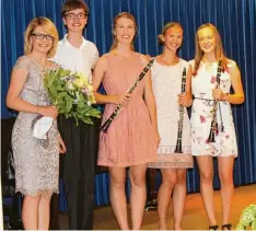  ?? Foto: Musikschul­e Wertingen/Carolina Wörle ?? Musiklehre­rin Heike Mayr Hof (links) freute sich mit ihren Schülern Georg Mathias, Andrea Baumann, Theresa Dietrich und Ann Kathrin Senger (von links) über den ge lungenen Abschluss der gemeinsame­n Zeit an der Musikschul­e Wertingen. Jetzt tren nen sich die Wege.