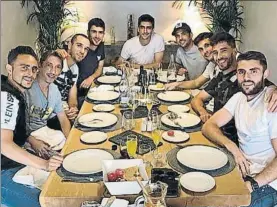  ?? FOTO:@GERARD_MORENO ?? Almuerzo con sabor a despedida Gerard colgó una foto en instagram en la que se le ve compartien­do mesa con sus compañeros Javi López, Pau López, Dídac Vilà, Víctor Sánchez, Sergio García, David López, Aarón y Jordi Pérez