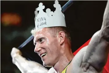  ?? Foto: afp ?? Der Ulmer Arthur Abele mit einer Krone, die in der Leichtathl­etik nur Zehnkämpfe­rn gebührt.