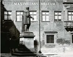  ?? Foto: Sammlung Häußler ?? Nach Bayern-König Max II. wurde 1856 das „Maximilian­s-Museum“benannt. Sein Vater, Ex-König Ludwig I., stiftete 1857 das Fuggerdenk­mal.