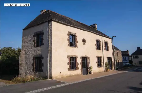  ??  ?? Au coeur du village, tout près de l’église, l’ancien relais postal, quasi à l’abandon depuis plusieurs décennies et menacé de destructio­n, a retrouvé une parure naturelle, toute de sable et de chaux.