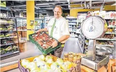  ?? FOTO: FELIX KÄSTLE ?? Feneberg-Filialleit­er Christian Dressler im Markt im Gänsbühl-Center: „Es ist geschafft, wir sind durch“, sagt Hannes Feneberg.