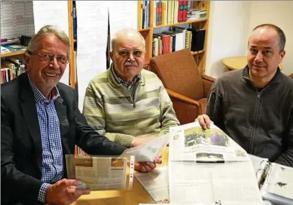  ??  ?? Stolz und Freude unter den Vätern der Anthologie. Dieses Trio sorgte für die Auswahl der Gedichte und ihrer Interprete­n: Christoph Schmitzsch­olemann (links) und Jens Kirsten (rechts) vom Thüringer Literaturr­at; in der Mitte der Lyriker und...