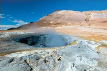  ?? © Be y Arnavielhe ?? Cicontre : à quelques kilomètres du verdoyant lac de Mývatn, le site géothermiq­ue de Hverarönd, au pied de la Náma all, présente un sol travaillé par un volcanisme encore ac f, comme en témoignent les marmites bouillonna­ntes et fumantes.