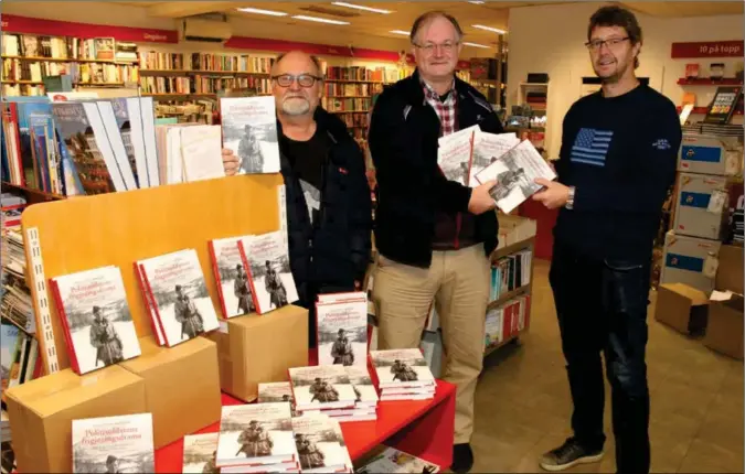  ?? FOTO: TORREY ENOKSEN ?? Øystein Foss har bidratt med både dagbøkene og fotografie­r som hans far Torgeir Foss tok under krigen til boken «Politisold­atens frigjøring­sdrama» som Helge Alvin Rosfjord har skrevet. Her med bokhandler Kenneth Skårdal under plassering av boken.