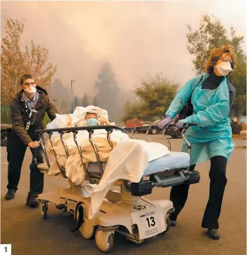  ?? PHOTOS AFP, JOSH EDELSON ?? 1. Du personnel de l’hôpital Feather River évacue une patiente. 2. Le « Camp Fire » a réduit en cendre plusieurs milliers de demeures à Paradise. 3. Un jeune garçon marche dans les décombres de sa maison dévastée.