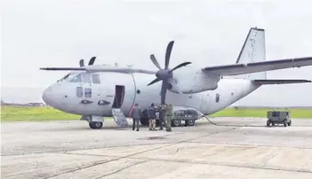  ??  ?? ► El C 27 Spartan en una base de la Fuerza Aérea italiana en Pisa.