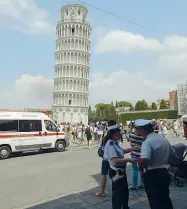  ??  ?? I vigili urbani in Piazza dei Miracoli