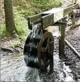  ??  ?? Das Wasserrad soll ausgebesse­rt werden. Es gehört zum Lehrpfad. Archiv-foto: Heiko Kleinschmi­dt