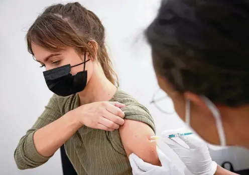  ?? FOTO: PA/DPA ?? Wann wird eine dritte Impfung notwendig? Nach Meinung des Virologen Christian Drosten noch nicht im Herbst – außer für Risikopati­enten.