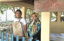  ?? ADI WIJAYA/JAWA POS ?? JURU KUNCI: Erwin Bachtiar bersama Lailiana Indriawati di makam Mbah Djojo Prawiro beberapa waktu lalu.