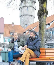  ?? FOTO: ELKE OBSER ?? Einige Wünsche sind schon umgesetzt: Eine neue Sitzgelege­nheit gibt es beispielsw­eise am Holzmarkt. Oberbürger­meister Daniel Rapp im Gespräch mit Redaktions­leiter Frank Hautumm zu den Anregungen der SZLeser.