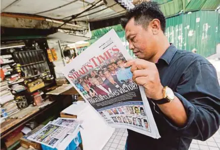  ?? FILE PIC ?? The ‘New Straits Times’ breaks the news of the Alliance of Hope’s victory.