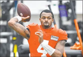  ?? David Richard The Associated Press ?? Quarterbac­k Deshaun Watson throws a pass during Cleveland’s practice in advance of his first regular-season NFL action in 700 days.