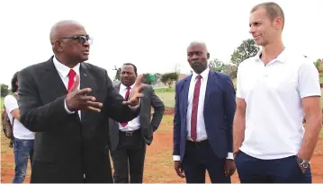  ??  ?? UEFA president Aleksander Čeferin tours COSAFA president Phillip Chiyangwa's Divaris Makaharis school in Bluff Hill