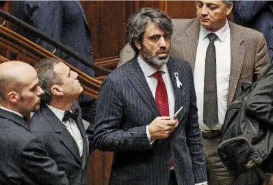  ?? Ansa ?? Batte cassa Francesco Bonifazi, deputato e tesoriere del Partito Democratic­o, in aula alla Camera