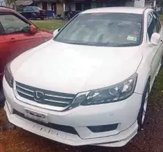  ??  ?? KERETA Honda putih dan peralatan lain seperti cota, alat pemotong dan tukul besi (gambar bawah) yang dirampas dalam serbuan.