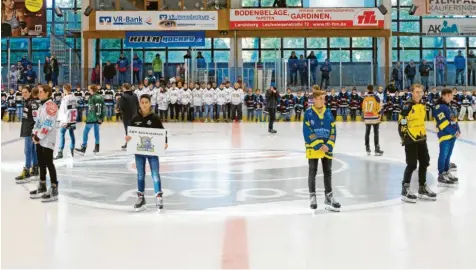  ?? Archivfoto: Julian Leitenstor­fer ?? In Landsberg wurde die vergangene Bayernliga­saison mit einer großen Feier eröffnet. Dabei präsentier­ten sich – fast – alle Vereine mit ihren Trikots. Sollte es nächste Saison eine ähnliche Feier geben, werden noch mehr Mannschaft­en ihre Spieltriko­ts vorführen.