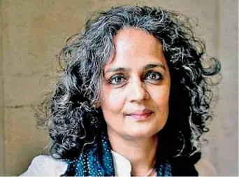  ??  ?? Arundhati Roy, 58 anos, é uma voz incómoda e pesada na Índia.