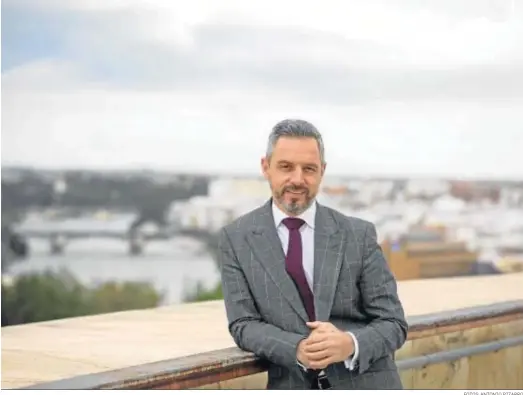  ?? FOTOS: ANTONIO PIZARRO ?? Juan Bravo posa antes de la entrevista, el pasado jueves, en la azotea de Torretrian­a, sede de la Consejería de Hacienda.