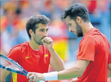  ??  ?? IGUALADO. Marc López y Feliciano no consiguier­on llevar a su terreno un partido muy parejo.