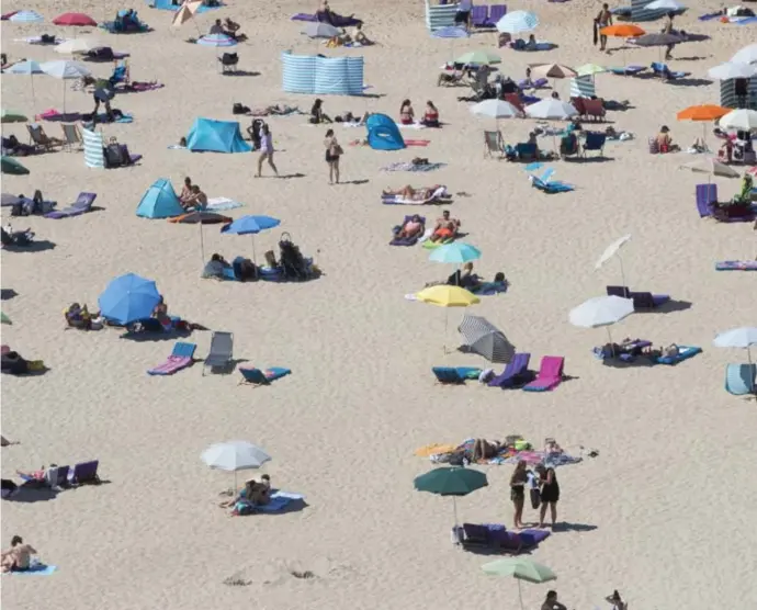  ?? © Simon Mouton ?? Zonnen in Oostende, met respect voor de afstandsre­gels. Aan de Kust belooft het opnieuw een druk weekend te worden.