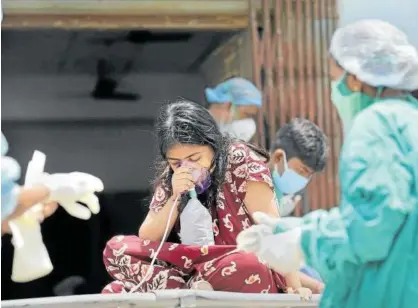  ?? Foto: Europa Press ?? Una niña recibe oxígeno en un hospital indio.