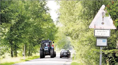  ?? BILD: ANKE BROCKMEYER ?? Seitenstre­ifen nicht befahrbar, aber das Ausweichen ist unvermeidl­ich: Situatione­n wie diese sind nicht nur am Saarländer Weg an der Tagesordnu­ng. Geschwindi­gkeit reduzieren und langsam ausweichen, ist die Devise.