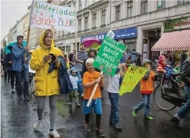  ?? Foto: Björn Kietzmann ?? Teilnehmer der Kreuzberge­r Demonstrat­ion unter dem Motto: »Wem gehört die Stadt?«