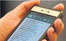  ?? (P. CASTILLO) ?? Aplicación. A través de WhatsApp Business víctimas y victimario­s recibirán informació­n de medidas cautelares de los juzgados de Familia.