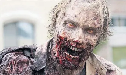  ??  ?? Für Zombie-Serien unverzicht­bar: Abscheulic­h verunstalt­ete Statisten, die böse in die Kamera blicken.