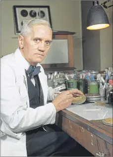  ??  ?? Groundbrea­king physician Alexander Fleming at work