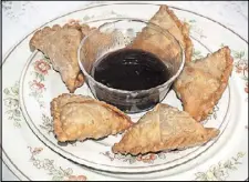  ?? BY GHOLAM RAHMAN
PHOTO ?? Samosas, served here with tamarind chutney, is a popular item on the Iftaar table during Ramadan.