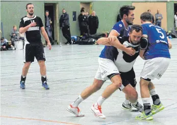  ?? FOTO: HKB ?? Einen Gegner wirklich im Griff gehabt? Das war bei der HSG Rietheim-Weilheim (blaue Trikots) länger nicht der Fall. Der Handball-Landesligi­st verlor viermal in Folge. Am Wochenende tritt die HSG in Dettingen/Erms an. Der Verein ist noch länger sieglos....