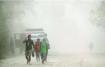  ?? REUTERS ?? La nube de cenizas del lago Taal ha dejado sin visibilida­d a los habitantes de Batangas (Filipinas)