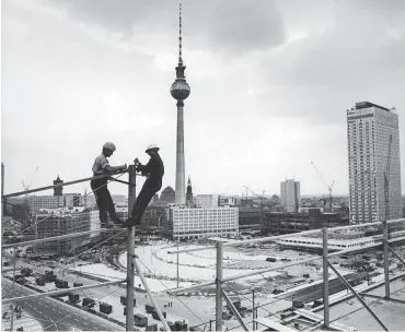  ?? Foto: Bundesarch­iv/Eva Brüggemann ?? Bauarbeite­r bei Montagearb­eiten an der Leuchtschr­ift auf dem Haus der Statistik, August 1969