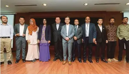 ?? [FOTO ROHANIS SHUKRI /BH] ?? Antara peserta Seminar Sehari Isu-isu Mutakhir Kesusaster­aan Melayu Moden di DBP, Kuala Lumpur, baru-baru ini.