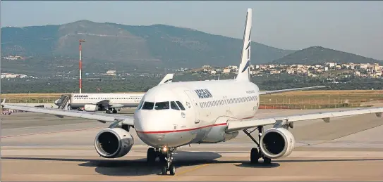  ?? JOF ?? Dos aviones Airbus de Aegean en el aeropuerto de Eleftherio­s Venizelos de Atenas. La edad media de su flota no llega a los seis años