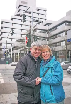  ?? FOTO: BAUER ?? Ulla und Michael Lindner arbeiteten in einer Firma und waren einander nicht ins Auge gestochen – bis sie in der Mittagspau­se an der Ampel warteten.