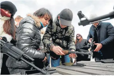  ?? FOTOS: SERGEY DOLZHENKO / EFE ?? Ciudadanos de Ucrania aprenden a cargar los fusiles en un actos públicos del ejército, ayer en Kiev.