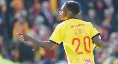  ?? Agence France-presse ?? ↑
Lens’ David Costa celebrates after scoring a goal against Nantes during their French League match.