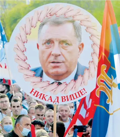  ?? ?? Auch in der Republika Srpska gibt es Widerstand gegen den Politiker Milorad Dodik. Anfang Oktober nahmen einige Tausend Bürger an einer Demonstrat­ion in Banja Luka teil. Sie werfen Dodik Korruption vor.
