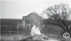  ??  ?? 1929: Jackson Park in front of “a ruin from the World Exhibition in 1889,” the back of the photo says.