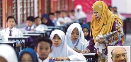  ?? PIC BY YAHYA ZAINUDDIN ?? The fully residentia­l school entrance exam, comprising five constructs, will test applicants’ intellect and adaptabili­ty. (Inset) The Education Ministry’s Fully Residentia­l and Excellent Schools Management Division deputy director Aidie Jantan.