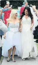  ?? /// E ?? Samantha Fox y Linda Olsen, cortando la tarta nupcial. Debajo, tras ser declaradas esposas