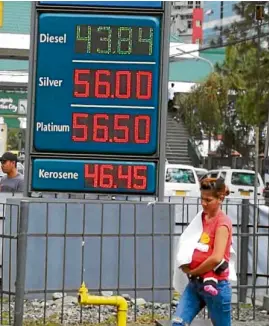  ?? —EV ESPIRITU ?? PRICE CUT A liter of fuel in Baguio is priced P9 higher than those sold in its neighborin­g lowland provinces. Motorists, however, are greeted by reduced pump prices on Thursday after a price rollback in several gasoline stations in the city.