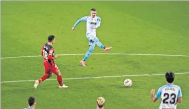  ??  ?? Joaquín Muñoz golpea el balón en el primer gol de los andaluces.