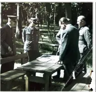  ??  ?? Hitler og Himmler i samtale i 1941. Hitler betragtede Atlanterha­vserklaeri­ngen som en krigserkla­ering fra verdens jøder mod det tyske folk. Et par dage senere beordrede han Himmler til at starte en mere aktiv kampagne mod jøder i Sovjetunio­nen.